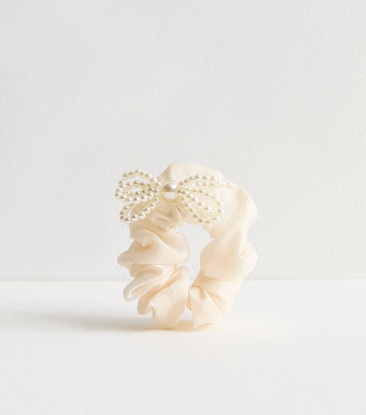 New Look Cream Faux Pearl Bow Scrunchie New Look - 1