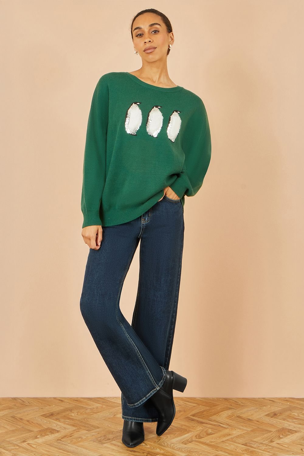 Yumi Yumi Women's Christmas Festive Penguin Knitted Jumper in Green - 2