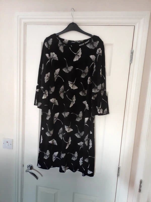 ROMAN Roman size 14 black white Floral dress floaty 3/4  sleeve