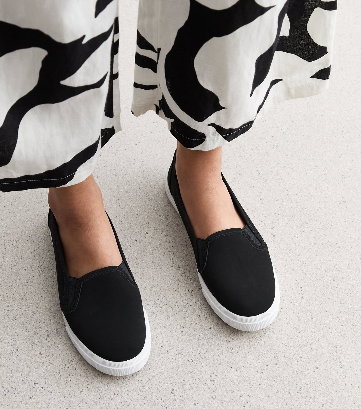 New Look Women's Black Slip On Trainers New Look - 2