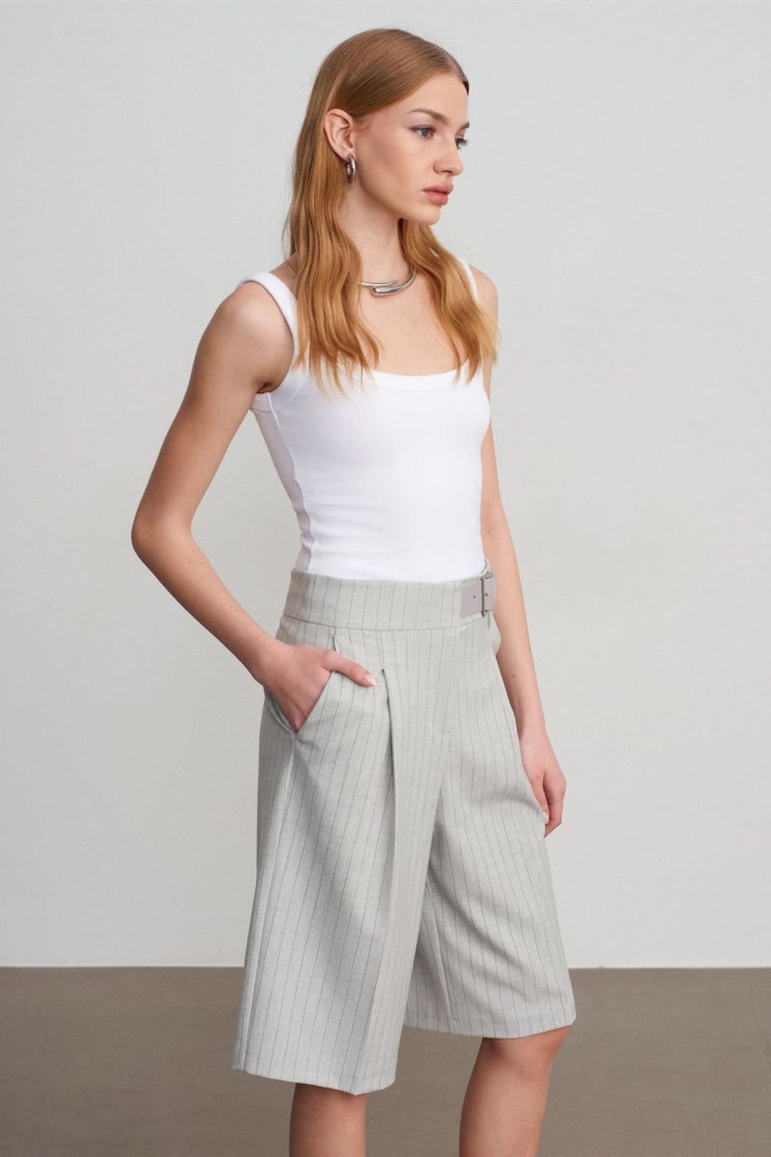 Dilvin Dilvin Women's High-Waist Striped Tailored Shorts With Belt in Light Grey - 4