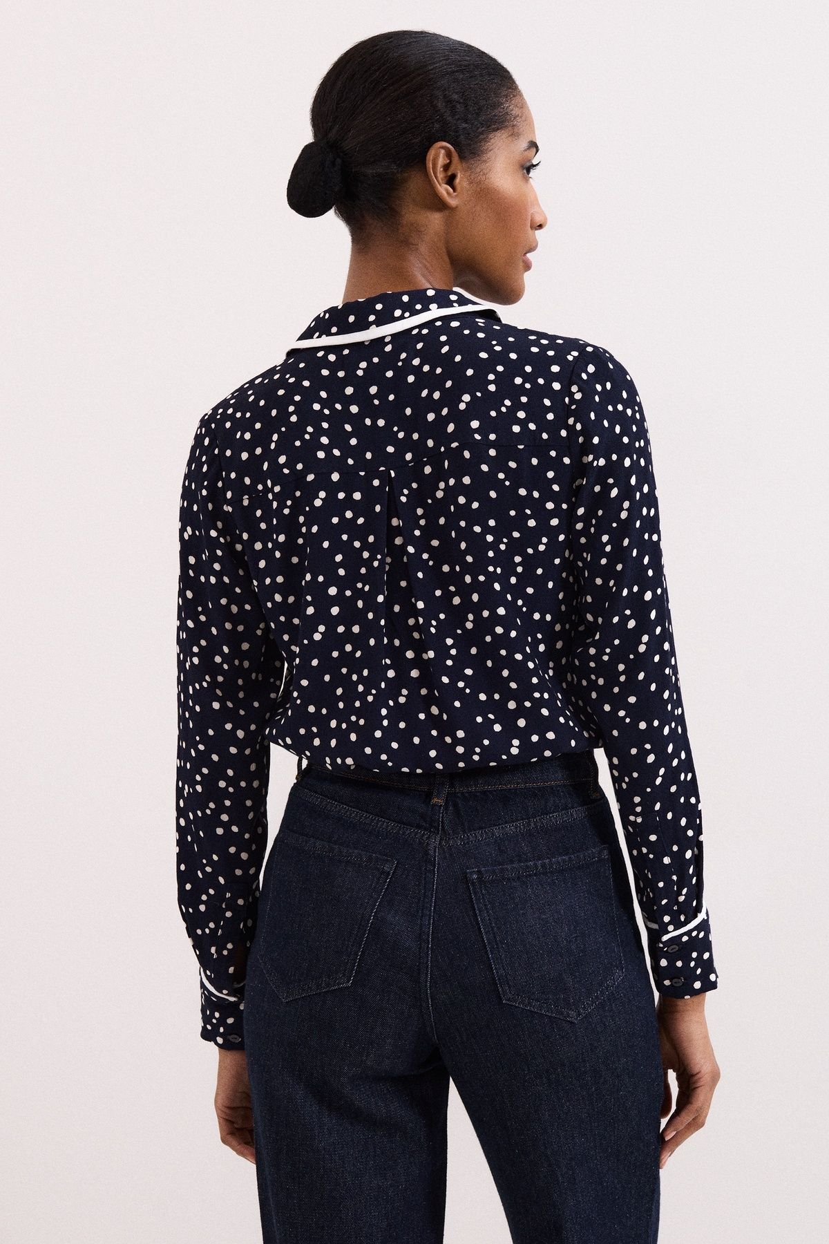 Phase Eight Phase Eight Women's Rita Printed Collared Button-Up Shirt in Dark Navy - 3