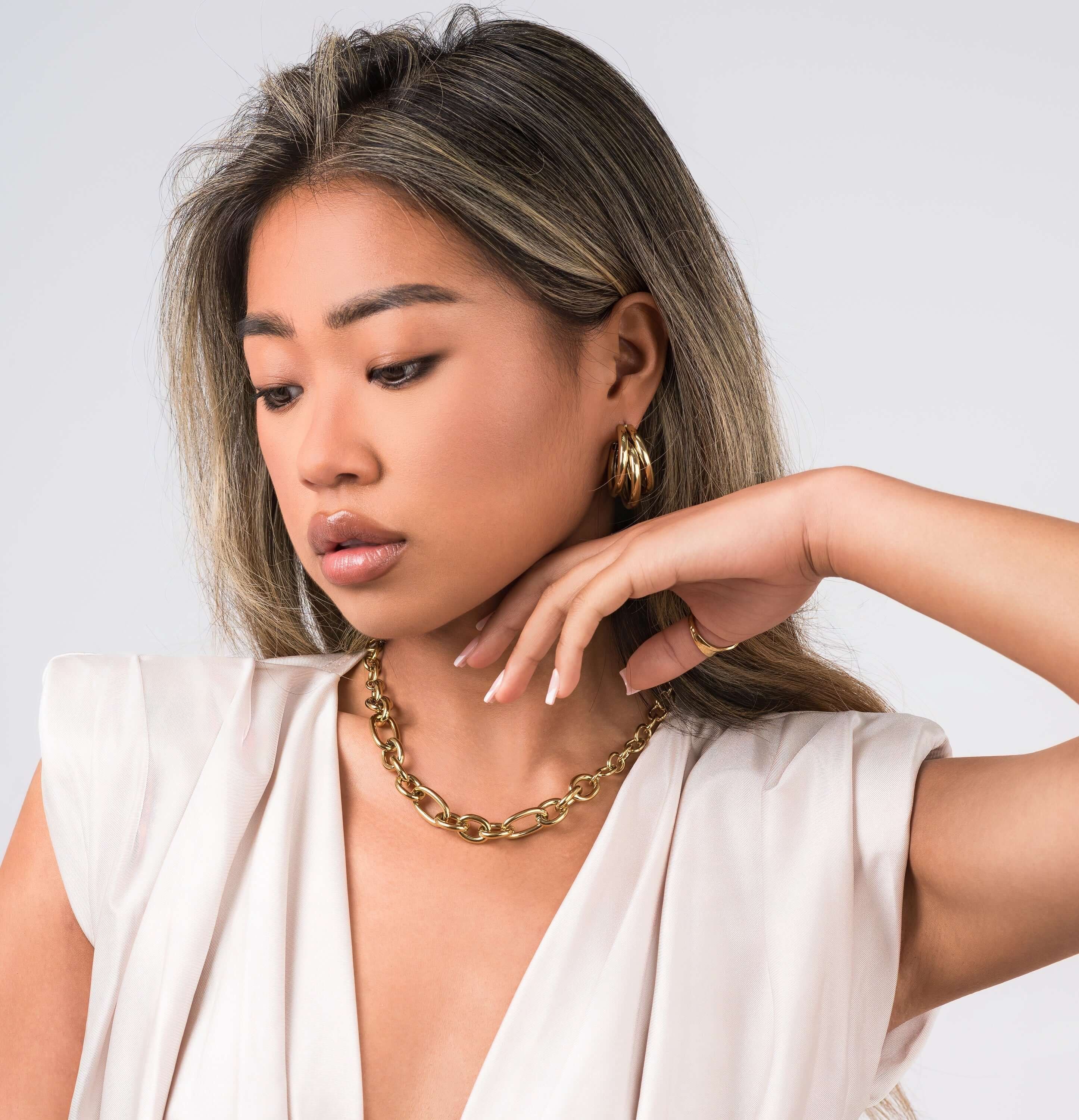 ARIIRA ARIIRA Women's Sandra Oval Link Statement Chain Necklace in Gold - 4