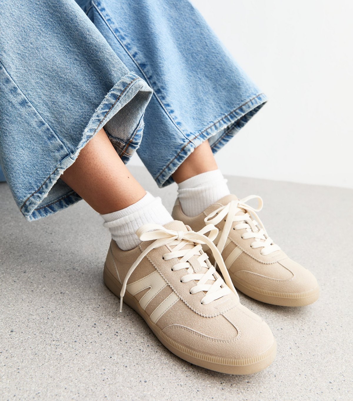 New Look Women's Off White Faux Suede Panelled Trainers New Look - 2