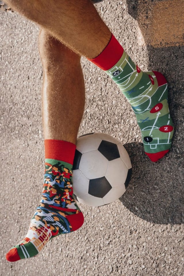 SPOX SOX SPOX SOX Men's 1 Pack Mismatched Novelty Odd Socks - Football - 2