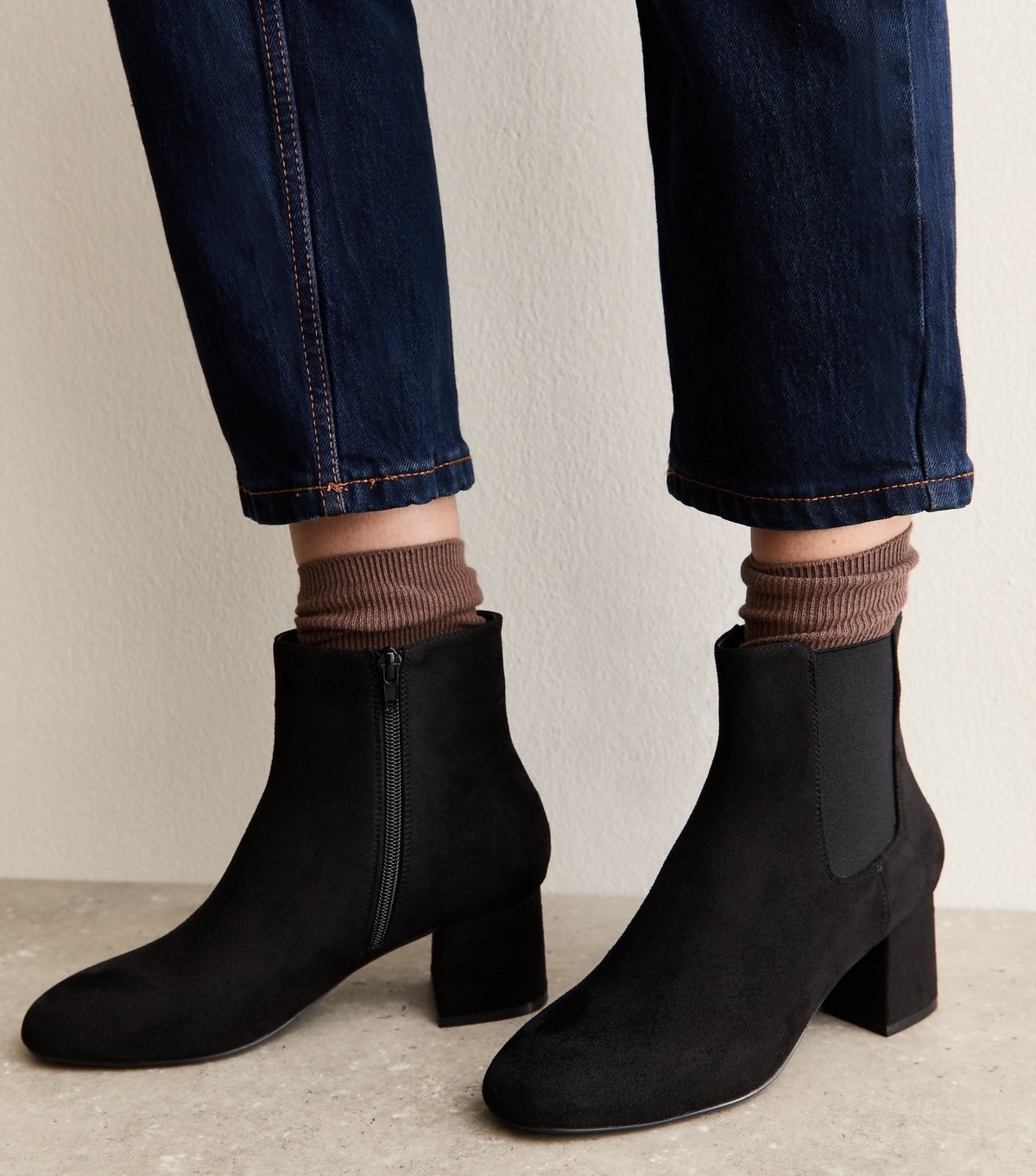 New Look Women's Black Faux Suede Heeled Chelsea Boots Vegan New Look - 2