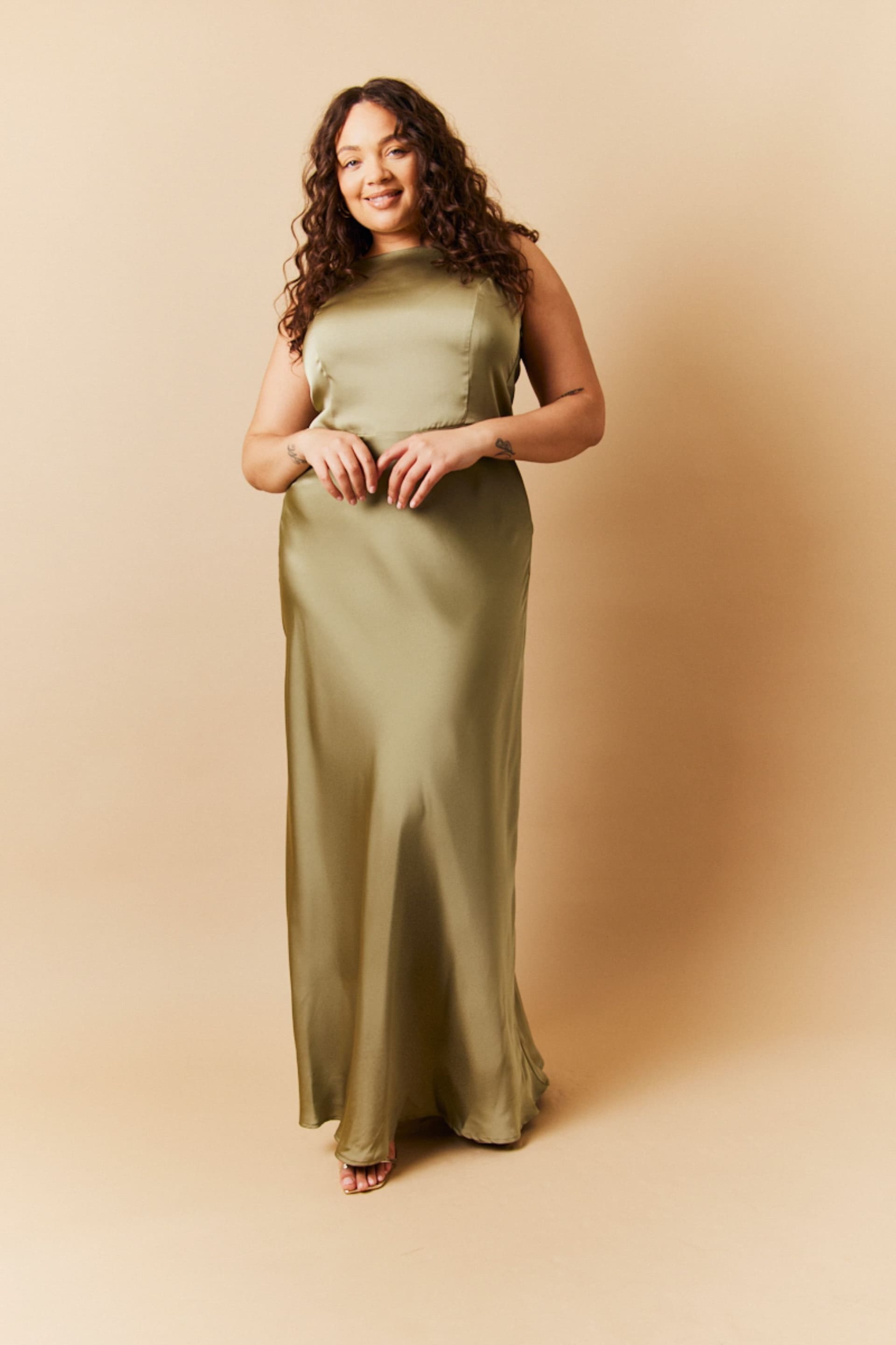 In The Style In The Style Women's Satin Cowl Back Maxi Dress in Green