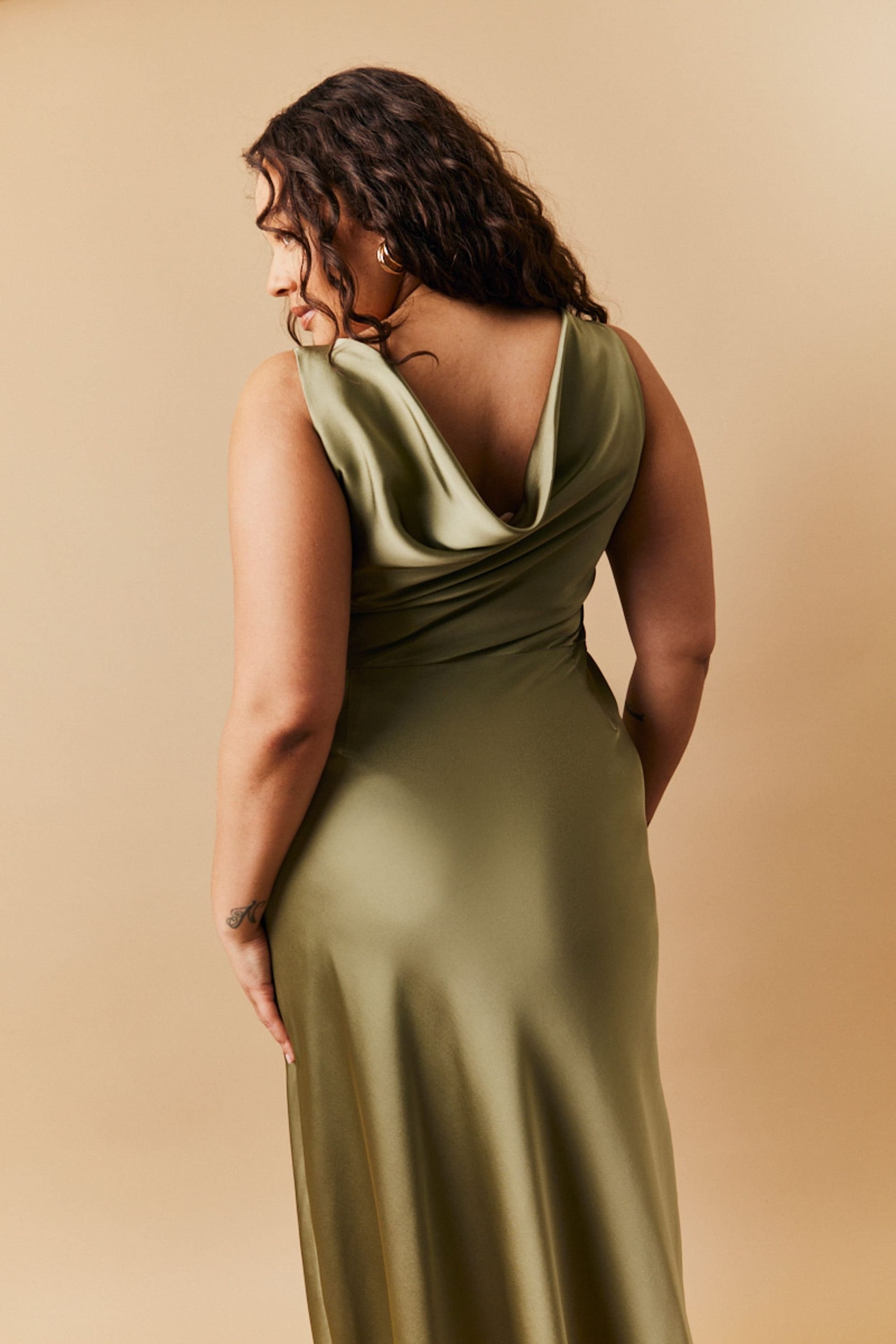 In The Style In The Style Women's Satin Cowl Back Maxi Dress in Green - 4
