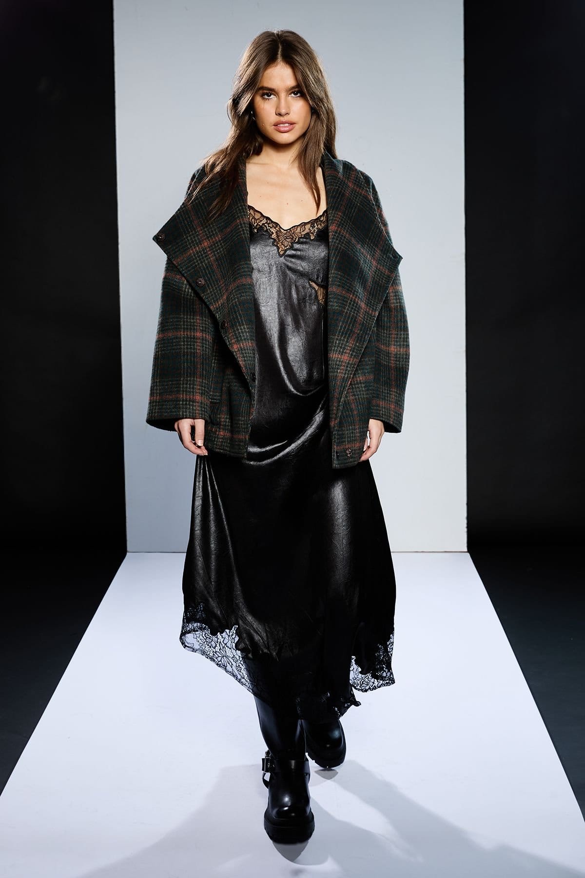 RUNWAY 1.8.1.8 RUNWAY 1.8.1.8 Women's Check Wrap Front Grown Collar Coat in Navy - 4