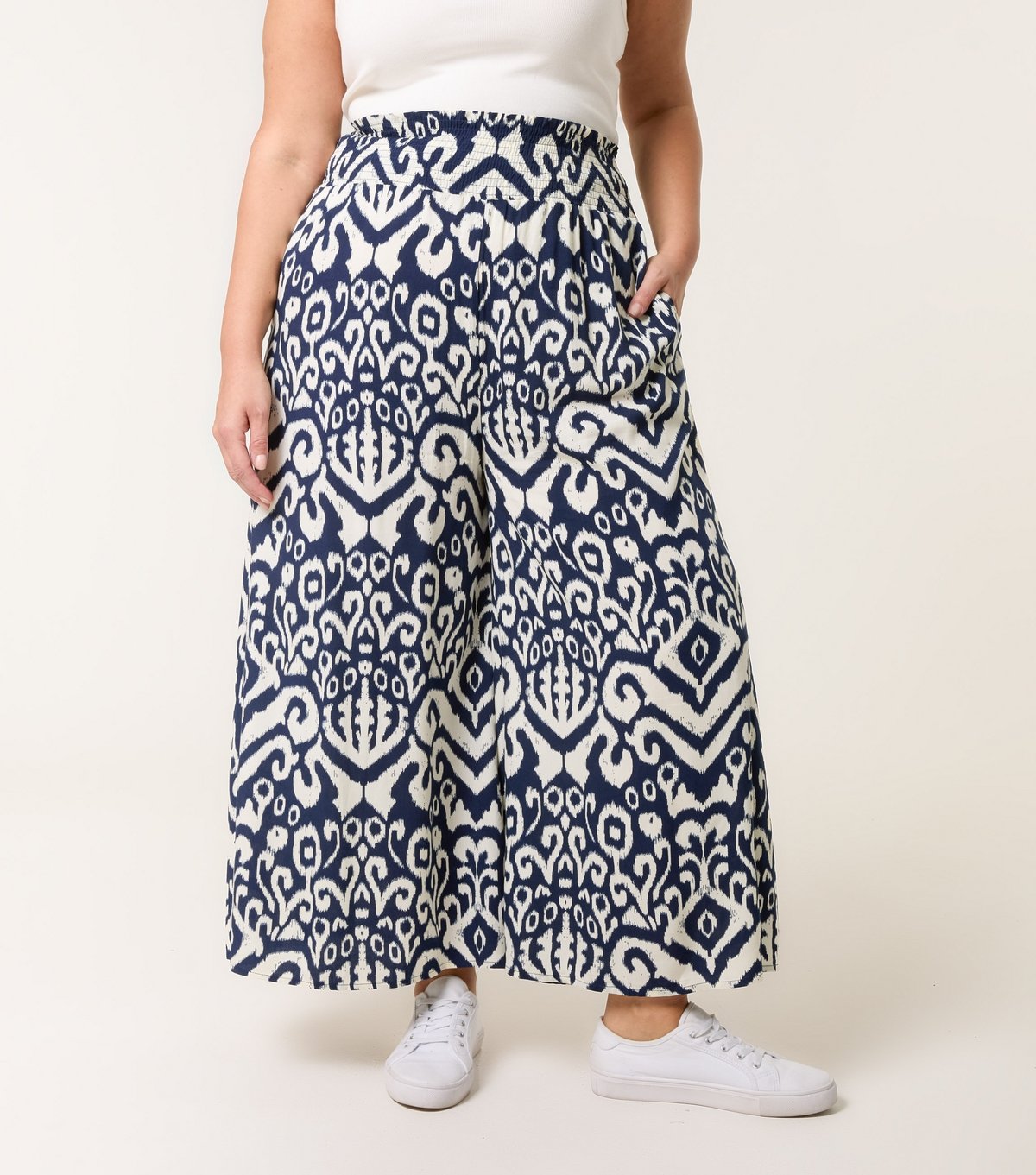 Blue Vanilla Women's Navy Abstract Print Shirred Waist Trousers Blue Vanilla New Look - 2