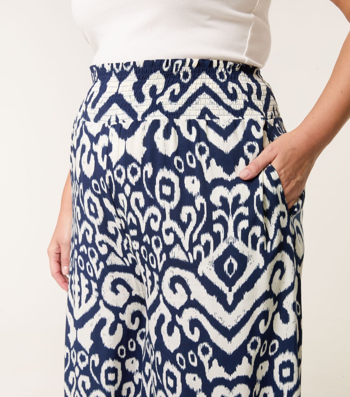 Blue Vanilla Women's Navy Abstract Print Shirred Waist Trousers Blue Vanilla New Look - 3