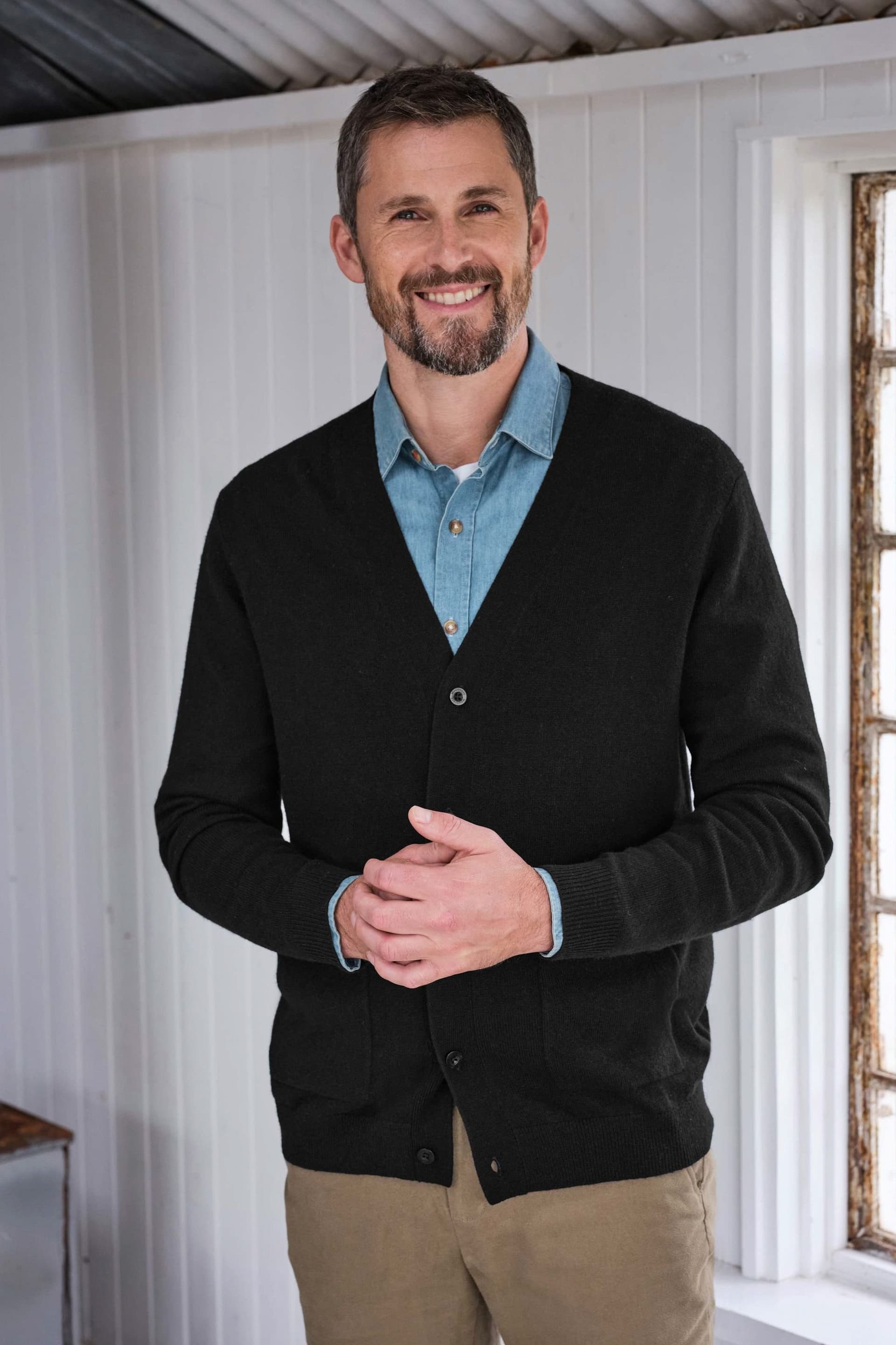 WoolOvers WoolOvers Men's Cashmere & Merino V Neck Cardigan in Black