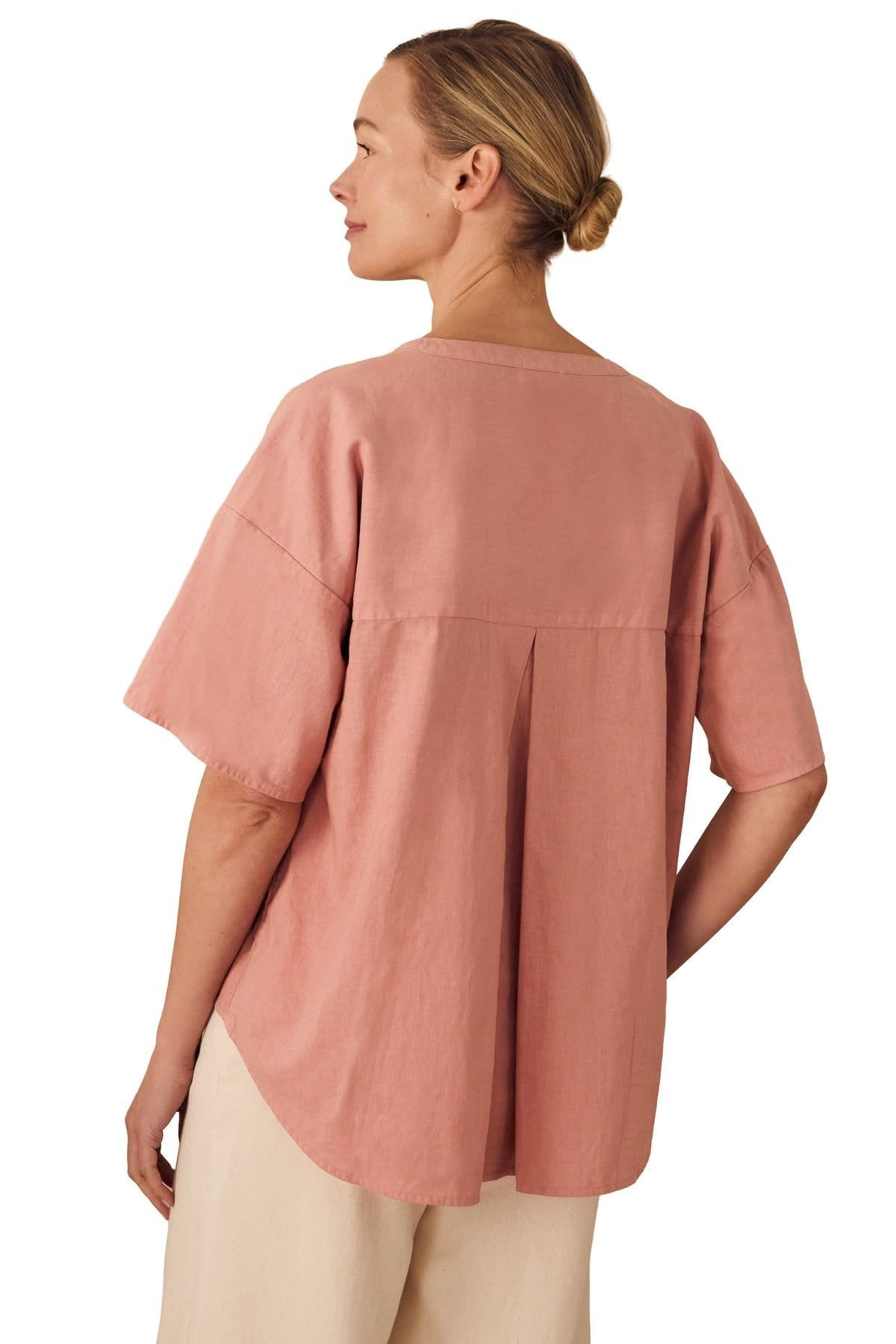 Celtic & Co Celtic & Co Women's Short Sleeve V-Neck Dipped Hem Blouse in Dusty Pink - 4