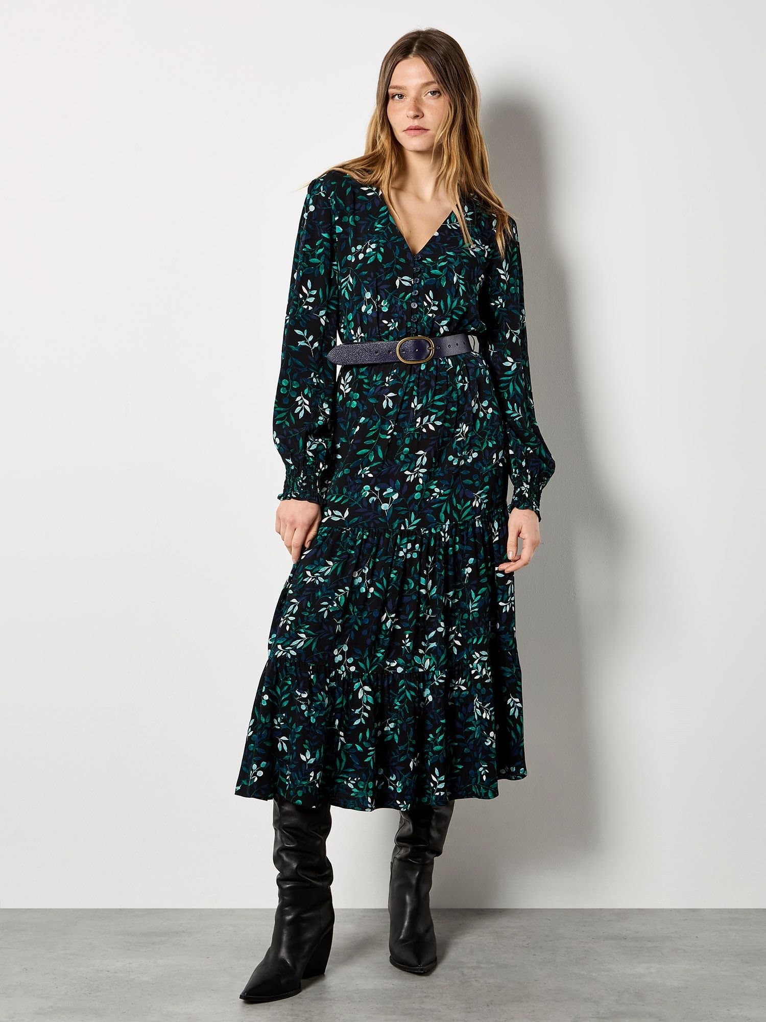 Apricot Apricot Women's Eucalyptus Leaf Print Maxi Dress in Black