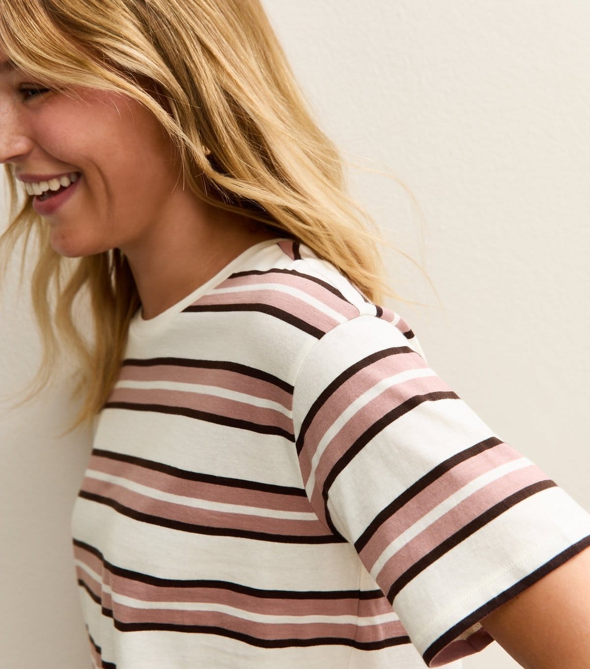 New Look Women's Cream and Pink Striped Boxy T-Shirt New Look - 3