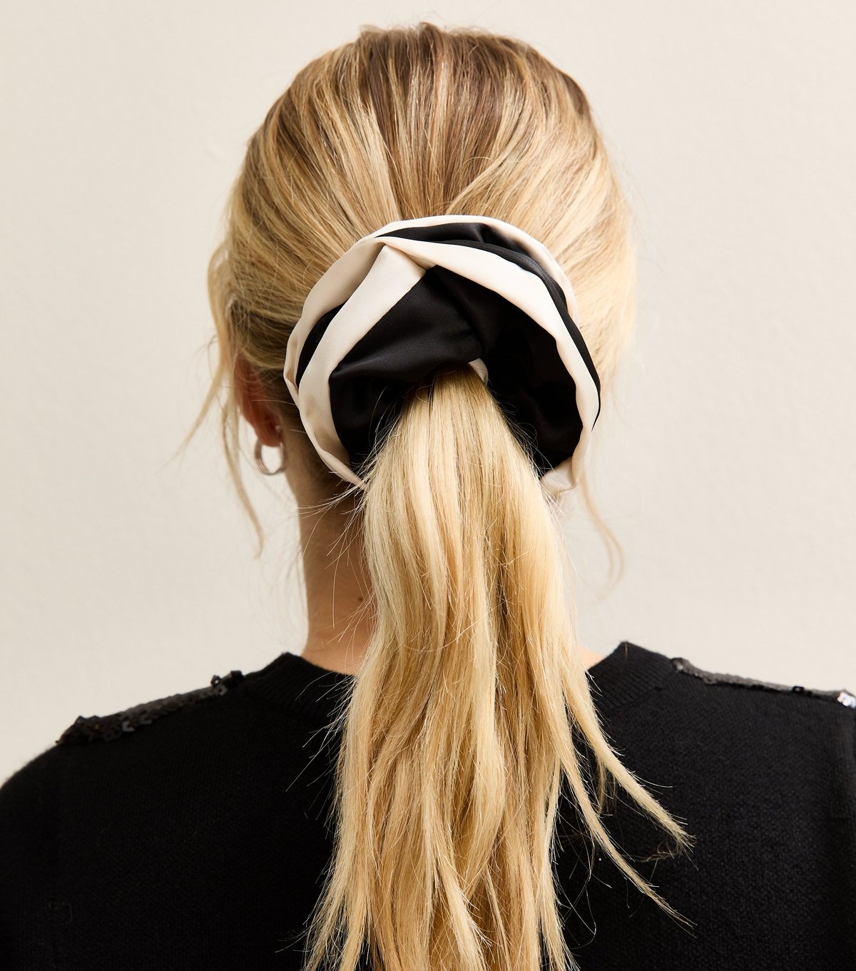 New Look Black Large Contrast Trim Edge Scrunchie New Look - 1
