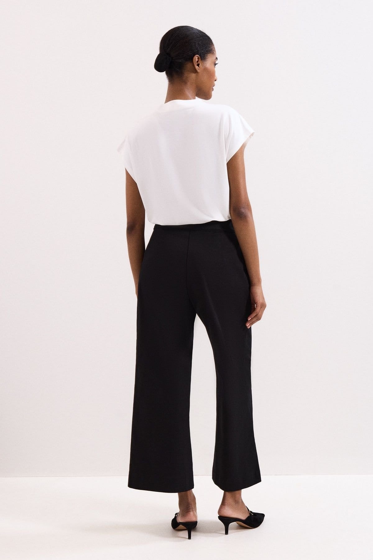 Phase Eight Phase Eight Women's High Waisted Wide Leg Cropped Trousers in Black - 4