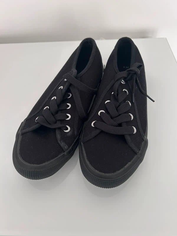 New Look New with tags. Size 5 (38) black sneakers/lace-up low top trainers/plimsolls
