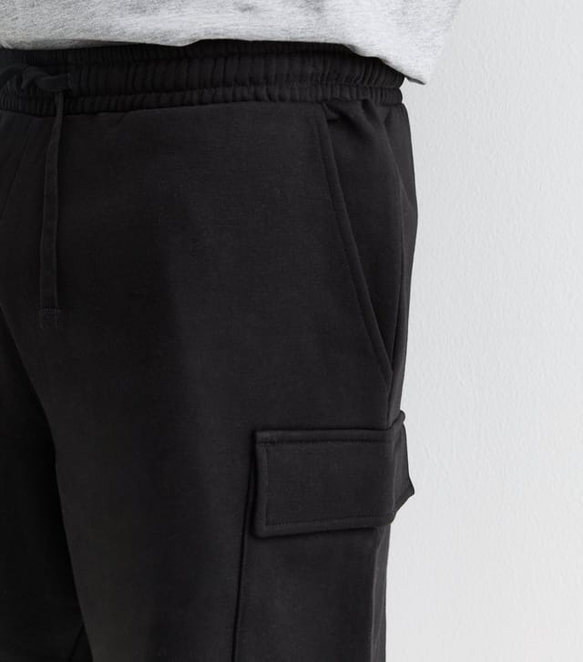 New Look Men's Black Relaxed Fit Jersey Cargo Shorts New Look - 3