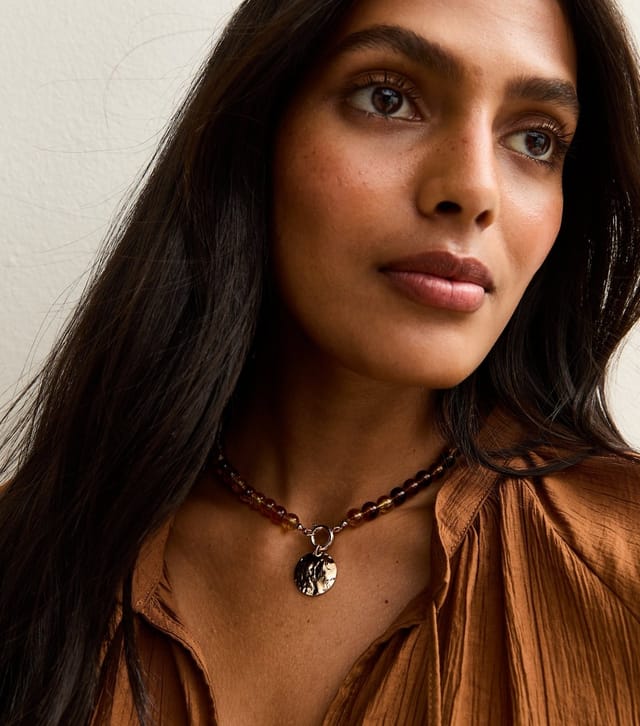 New Look Brown Resin Beaded Coin Pendant Necklace New Look - 2