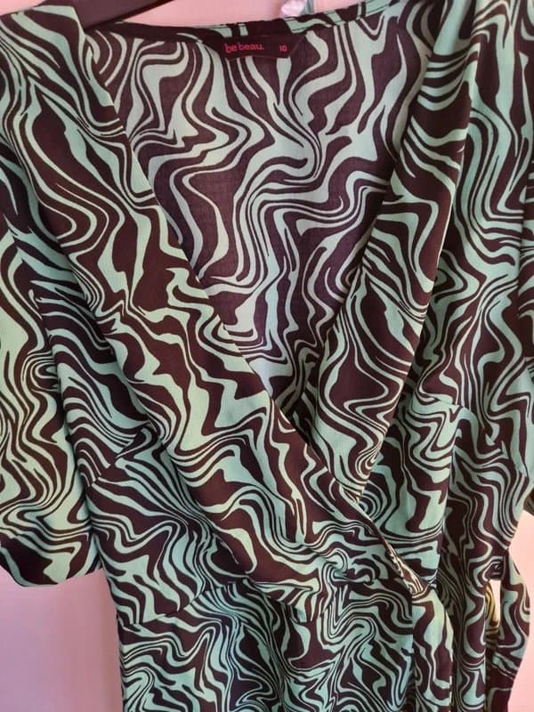 Be Beau Be Beau Green Abstract Print Wrap Dress Size 10 Puff Sleeve Mini