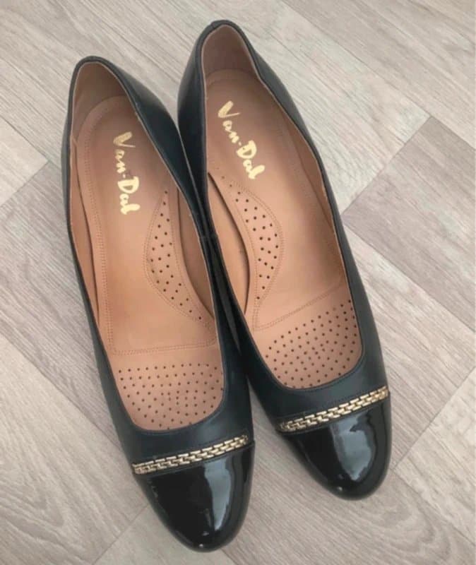 Van Dal Vintage 1960s Block Heel Van-Dal Heels Patent Cap Toe Gold Chain Detail Shoes Retro Heels UK 5