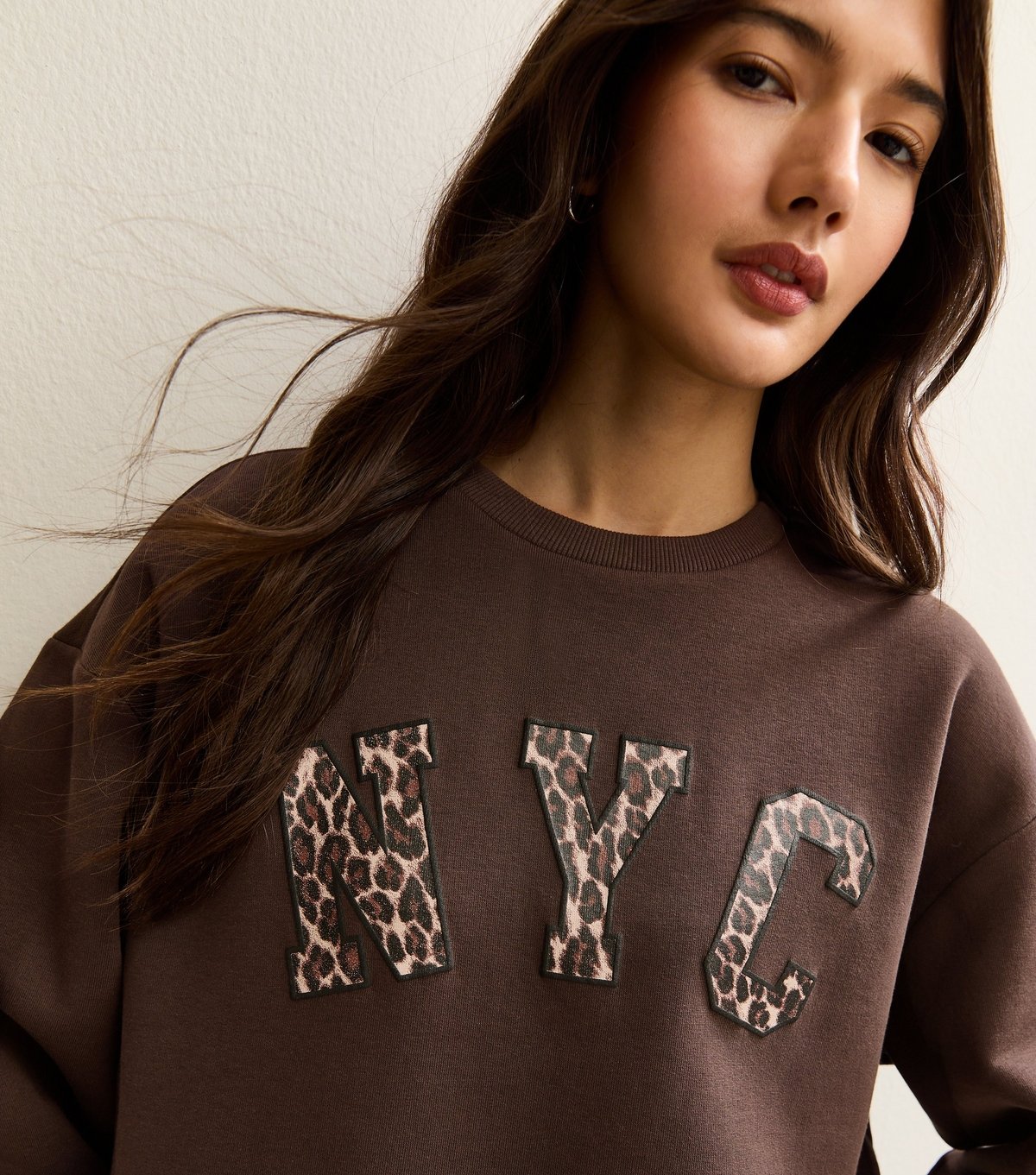 New Look Women's Dark Brown NYC Leopard Print Logo Sweatshirt New Look - 2