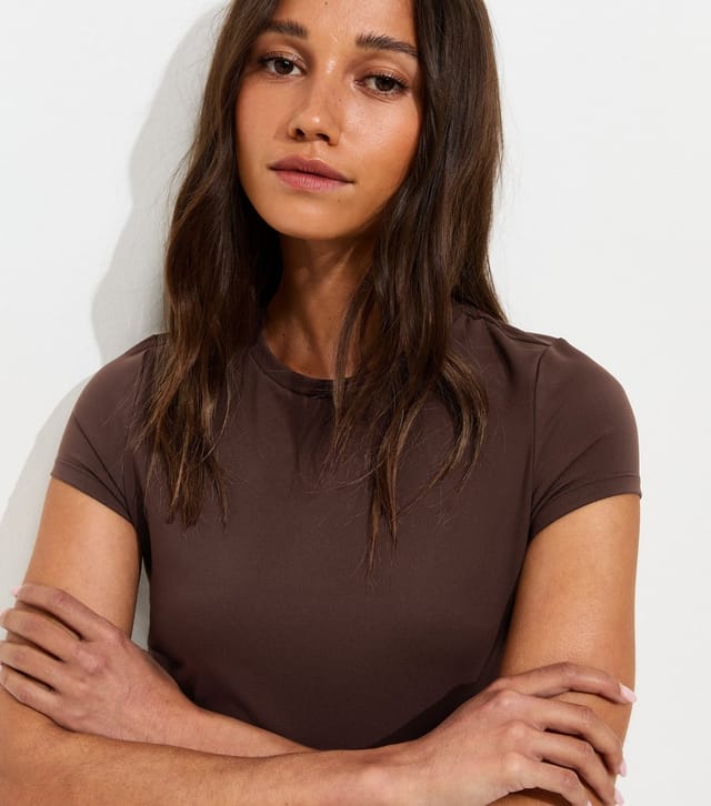 New Look Women's Premium Dark Brown Cropped Crew Neck T-Shirt New Look - 2