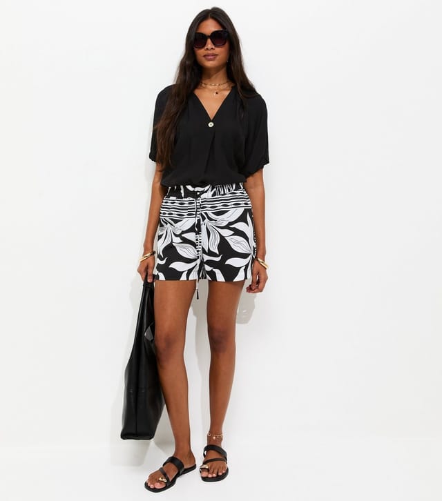 New Look Women's Black Crepe Border Leaf Print Shorts New Look - 2