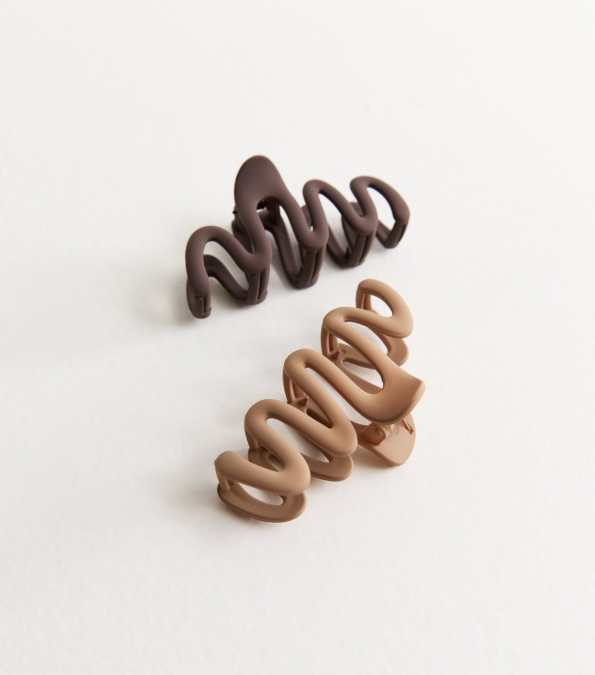 New Look Pack of 2 Brown Matte Wiggly Hair Claw Clips New Look - 3