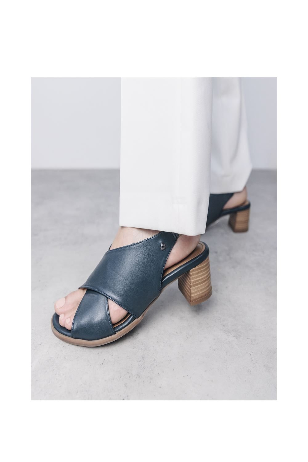 Moda In Pelle Moda In Pelle Women's 'Prinia' Leather Heeled Sandals in Navy - 2