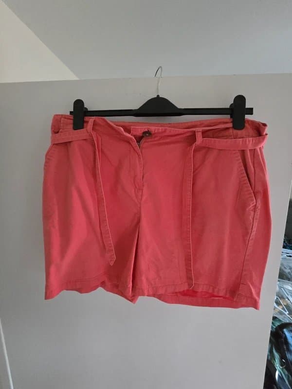Dorothy Perkins Dorothy Perkins salmon ladies shorts size 16