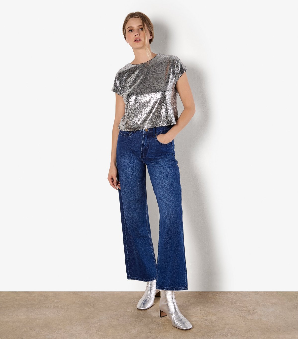Apricot Women's Silver Flat Sequin Cropped Tee Apricot New Look - 2