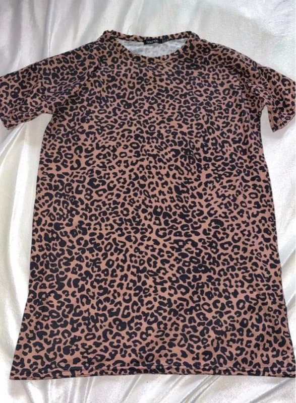 Boohoo Leopard oversized T-shirt Size 6