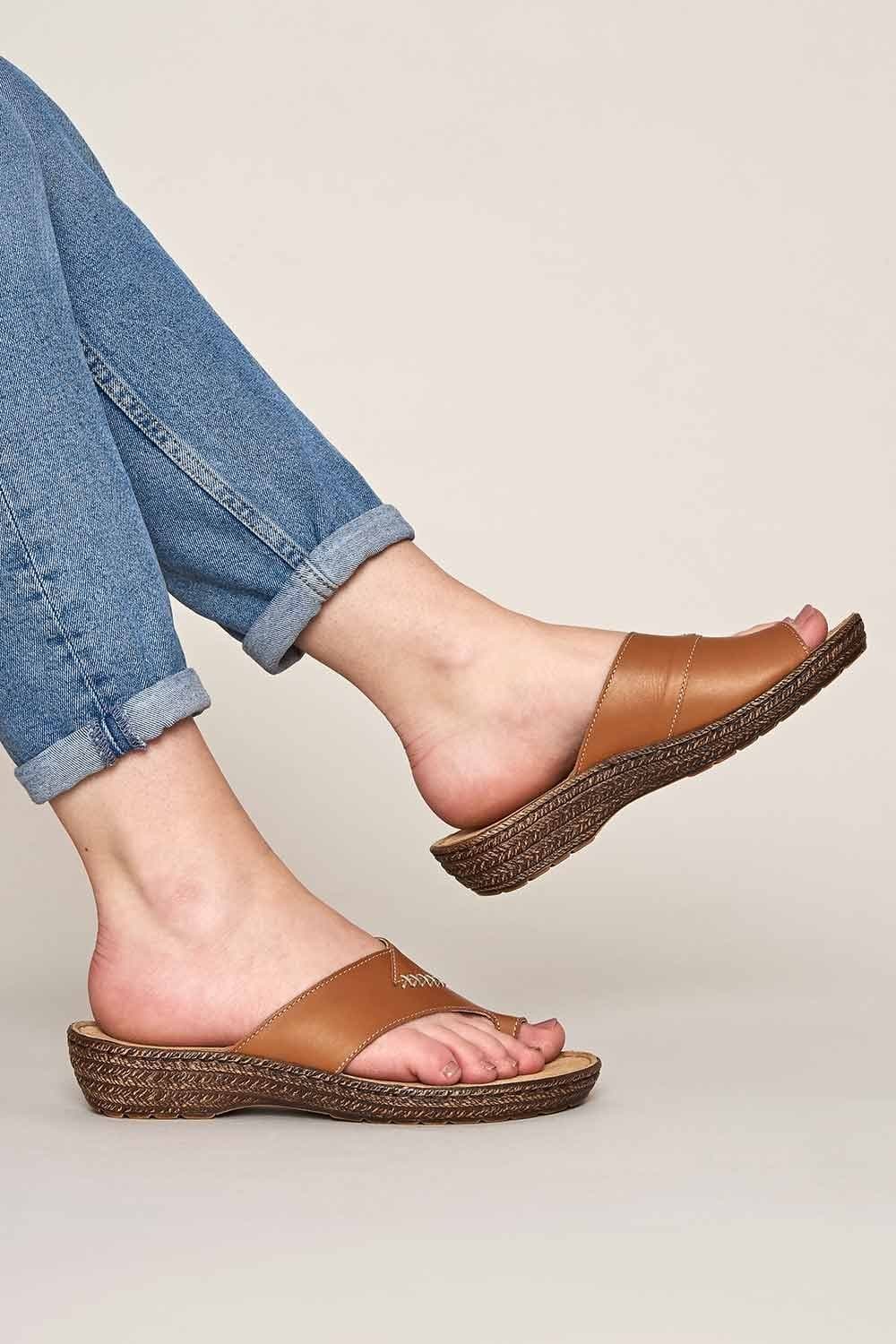 Moshulu Moshulu Women's 'Seville Classic 2' Toe-Loop Comfort Sandals in Tan