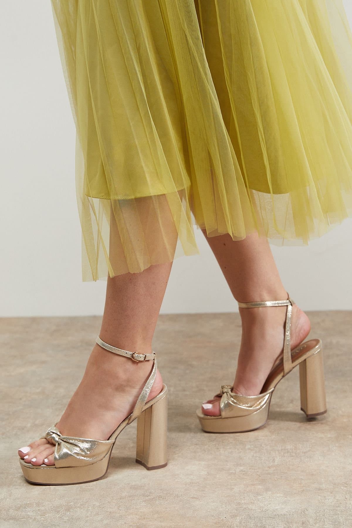 Oasis Oasis Women's Melody Metallic Textile Knotted Platform High Block Heel Sandals in Gold