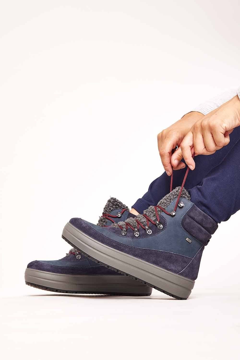 Moshulu Moshulu Women's 'Holne' Water Resistant Flatform Boots in Indigo