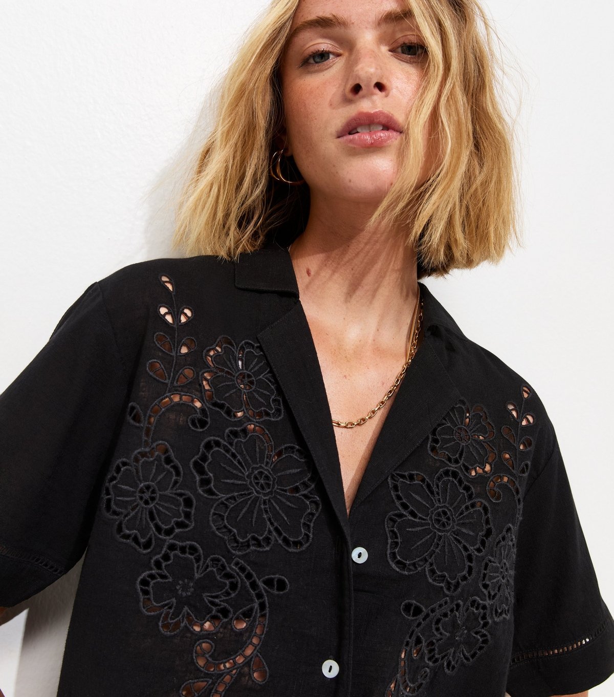 New Look Women's Black Lightweight Cutwork Crop Scallop Hem Shirt New Look - 2