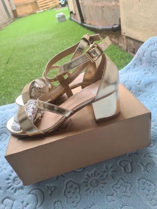 Where’s That From BNIB Where's That From Madrid Gold Metallic Block Heels – UK 6 / EU 39 – RRP £54.99 – Minor Defect