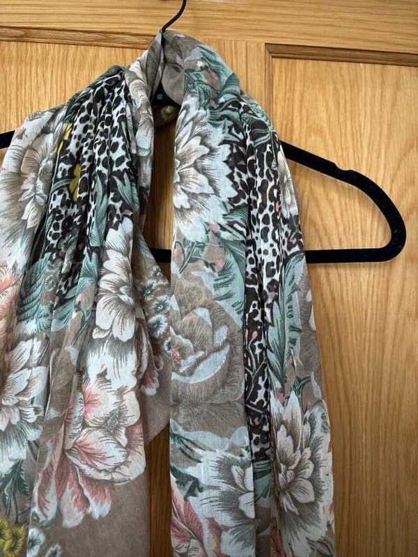 New Look Ladies beige flower and leopard print scarf shawl