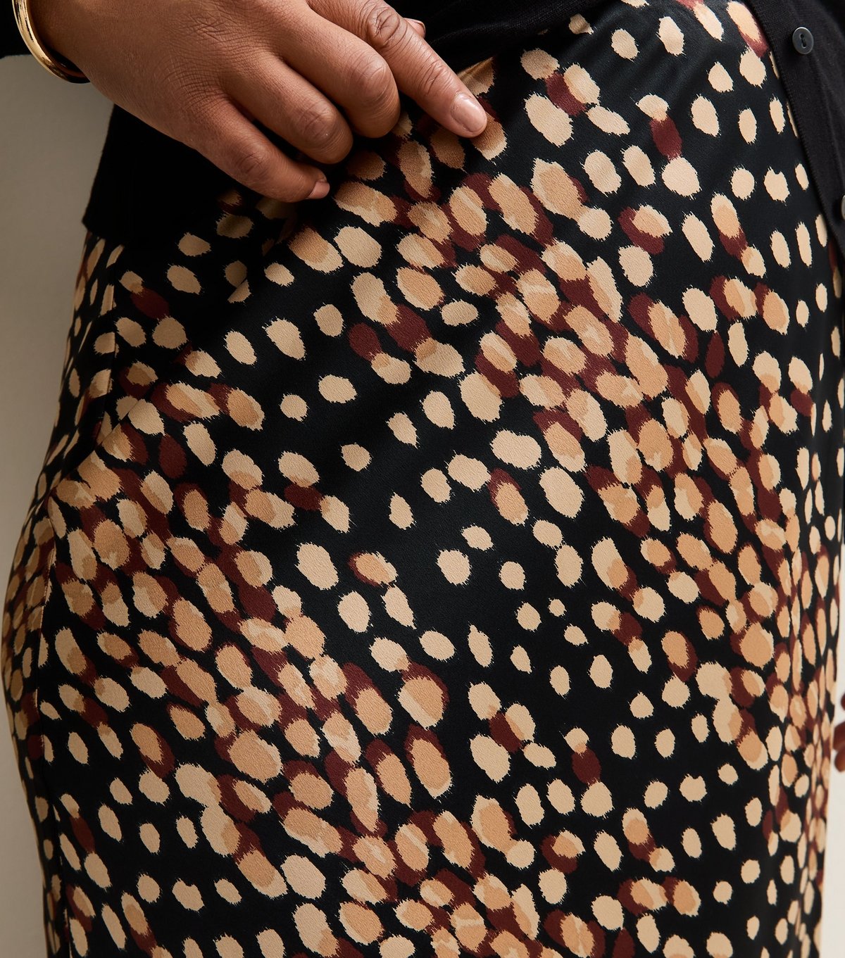 New Look Women's Plus Size Black Spot Print Satin Bias Cut Midi Skirt Curves New Look - 2