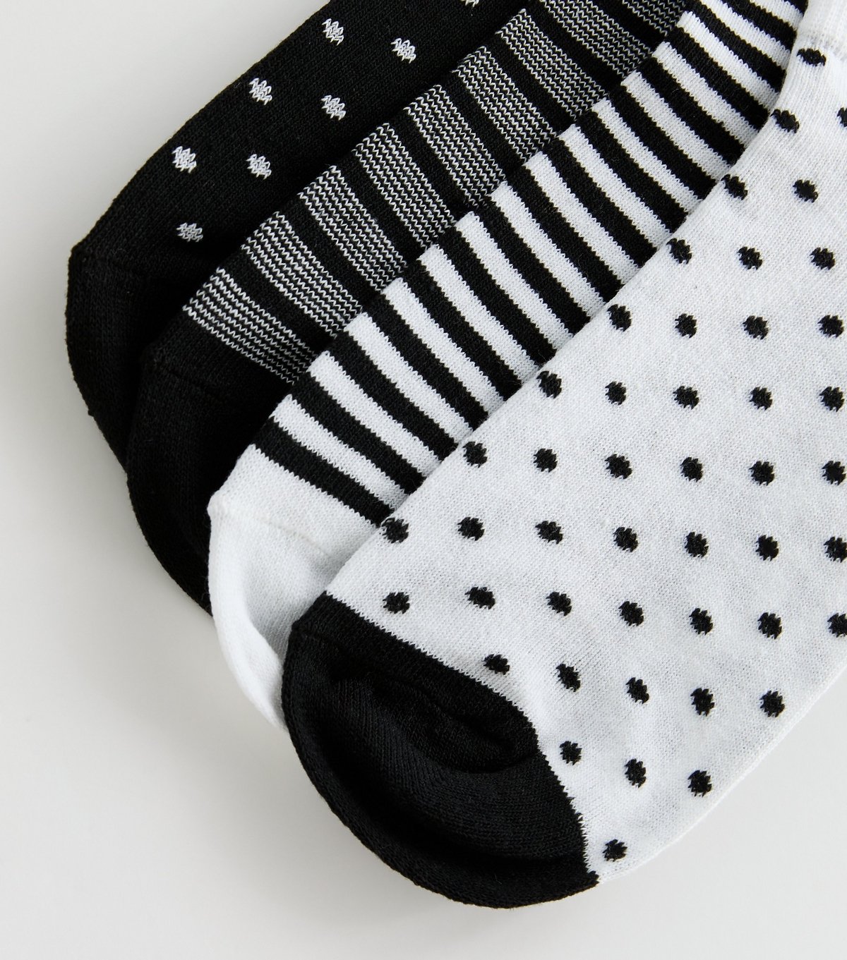 New Look Pack of 4 Black and White Patterned Trainer Socks New Look - 2
