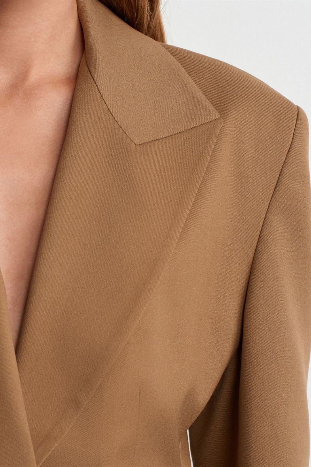 Dilvin Dilvin Women's Fitted Crepe Blazer With Shawl Collar in Camel - 4