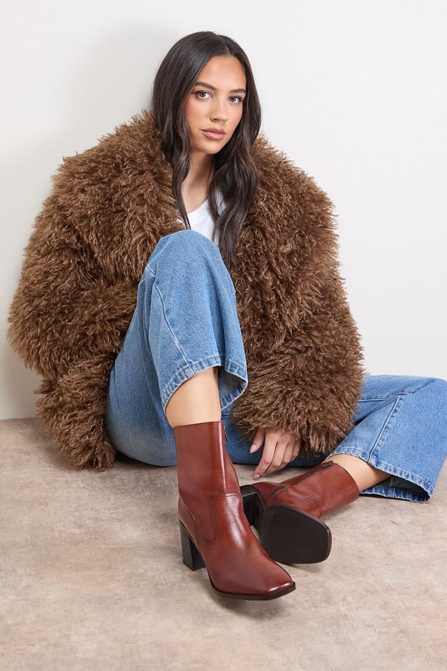 Oasis Oasis Women's Lauren Leather Block Mid Heel Chelsea Boots in Dark Tan - 2
