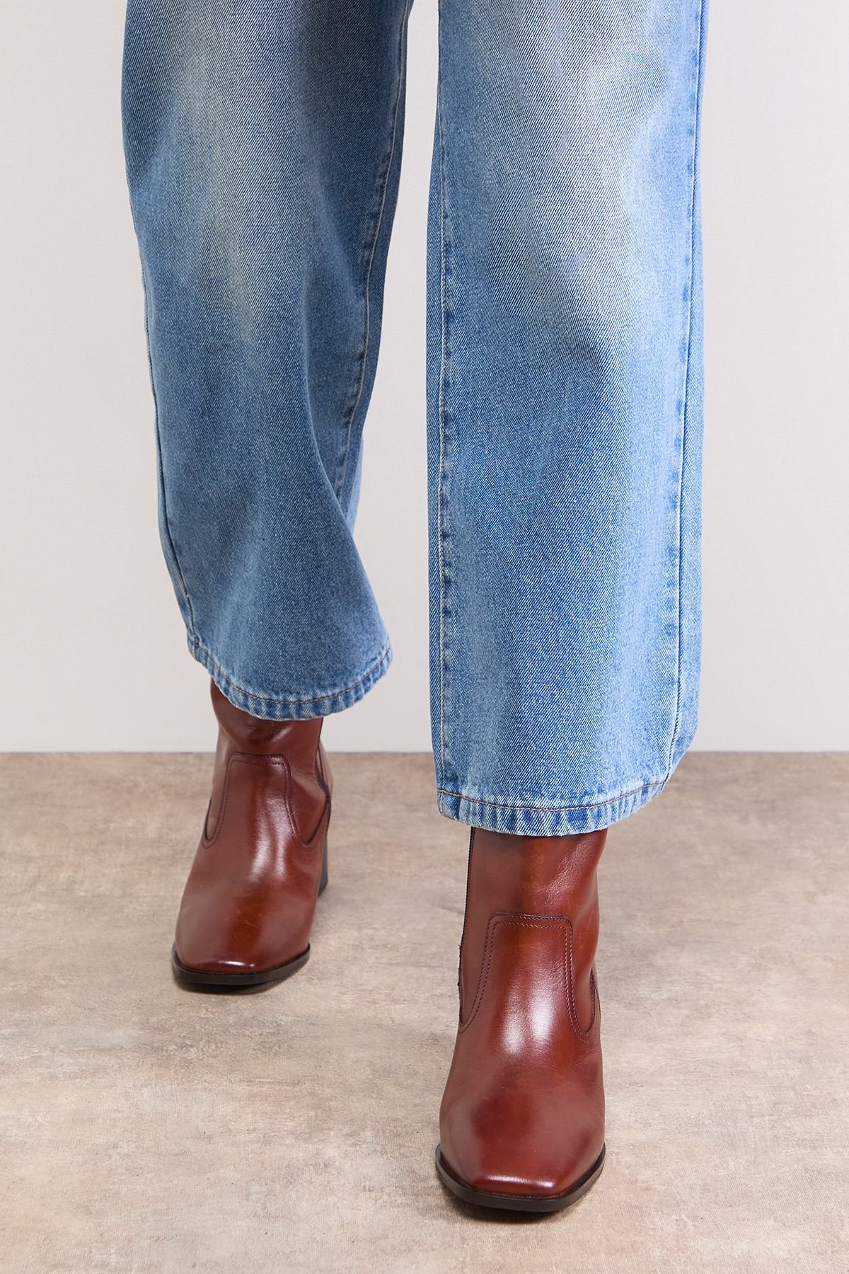 Oasis Oasis Women's Lauren Leather Block Mid Heel Chelsea Boots in Dark Tan - 3