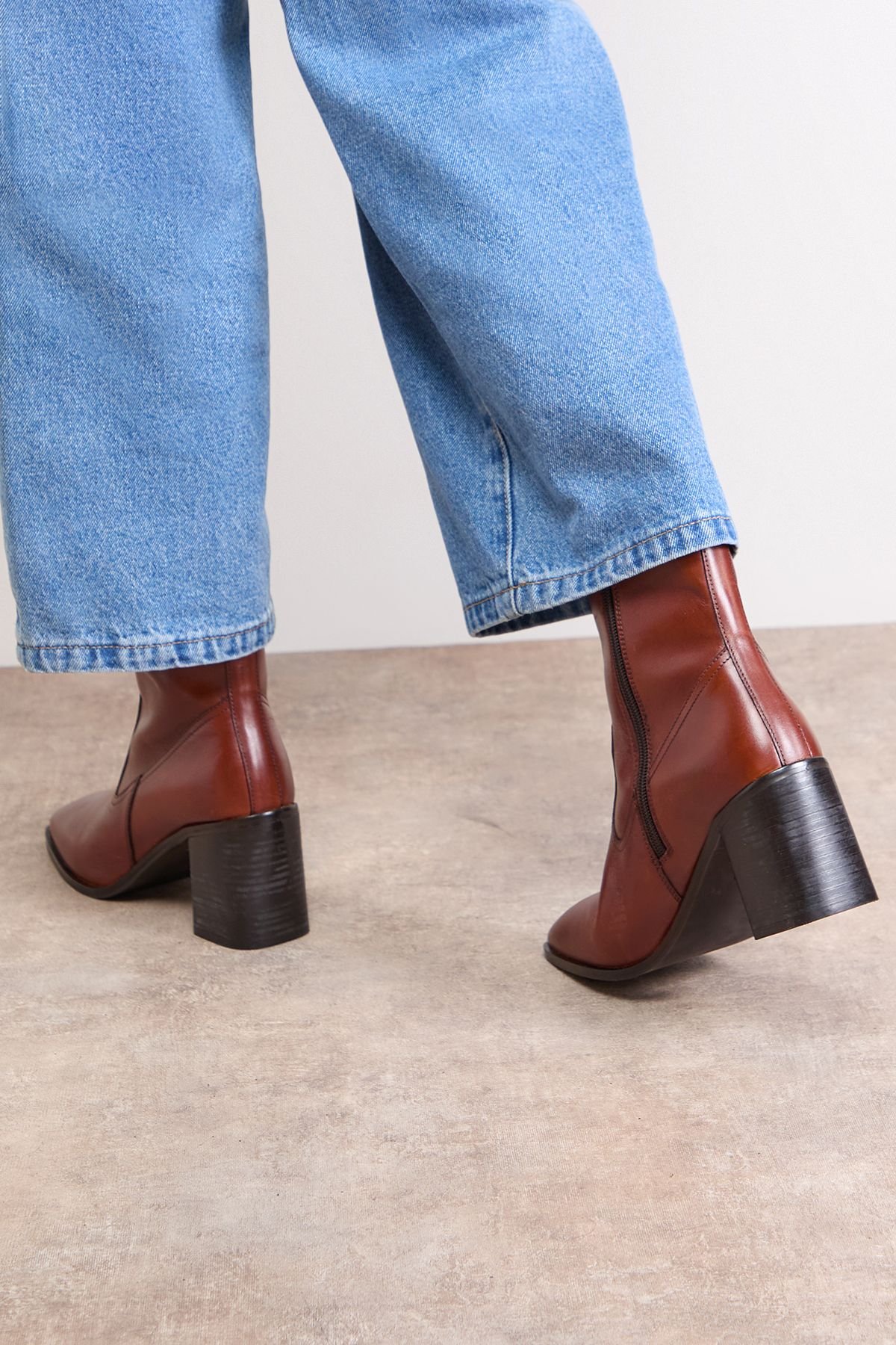 Oasis Oasis Women's Lauren Leather Block Mid Heel Chelsea Boots in Dark Tan - 4