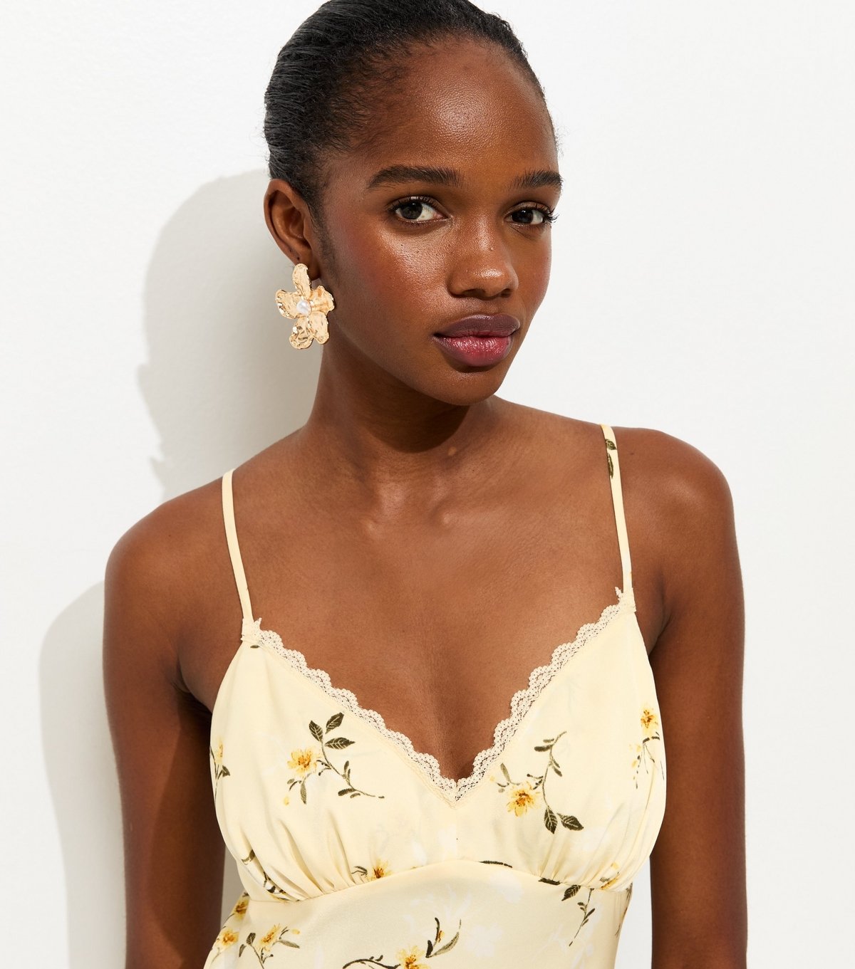 New Look Women's Yellow Daisy Print Lace Trimmed Satin Midi Dress New Look - 4