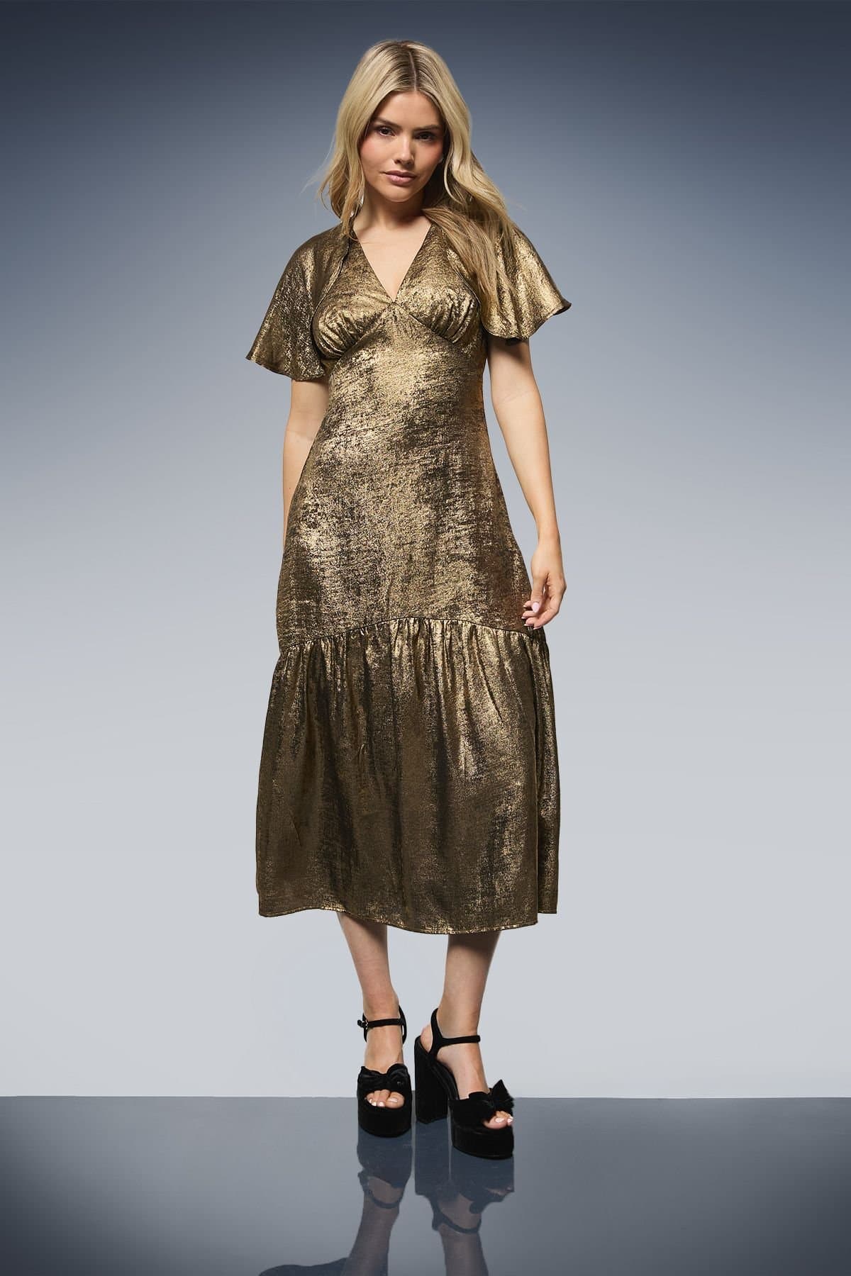 Dorothy Perkins Dorothy Perkins Women's DP Luxe Cape Sleeve Metallic Satin Midaxi Dress in Gold
