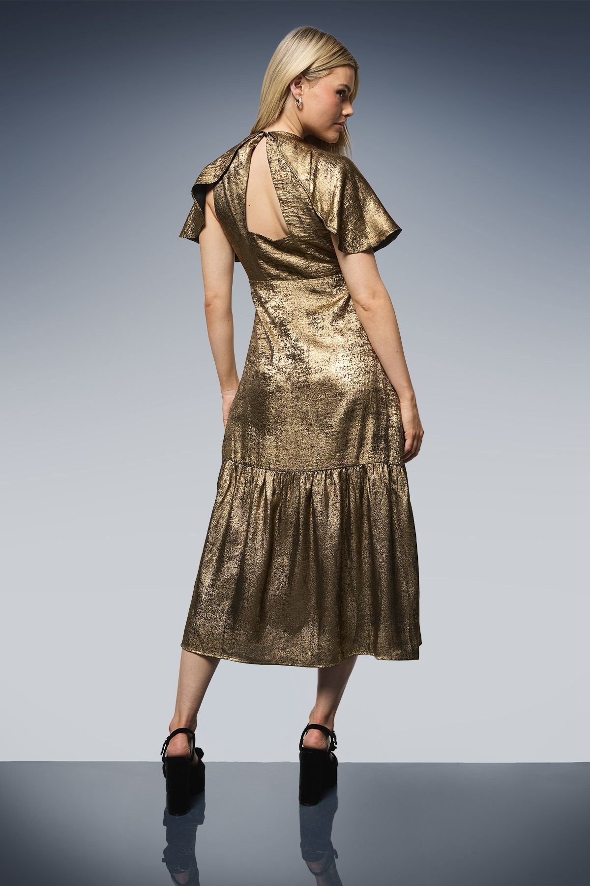 Dorothy Perkins Dorothy Perkins Women's DP Luxe Cape Sleeve Metallic Satin Midaxi Dress in Gold - 3
