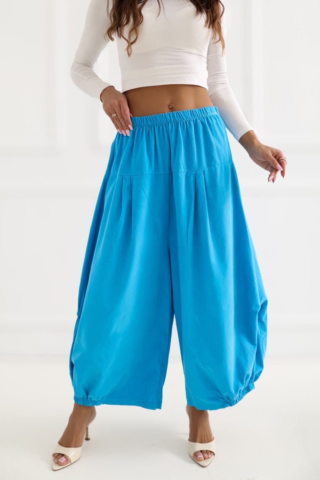 Love Lace Love Lace Women's Italian Corduroy Aladdin Trousers Cropped in Blue